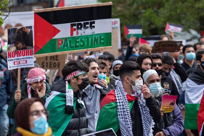 Archivo - May 16, 2021, Oxford, Oxfordshire, UK: Oxford, UK. People hold placards and flags at the 'Speak up for Palestine' demonstration held in Oxford, the crowd marched on the planned route from Manzil Way to Bonn Square in central Oxford.