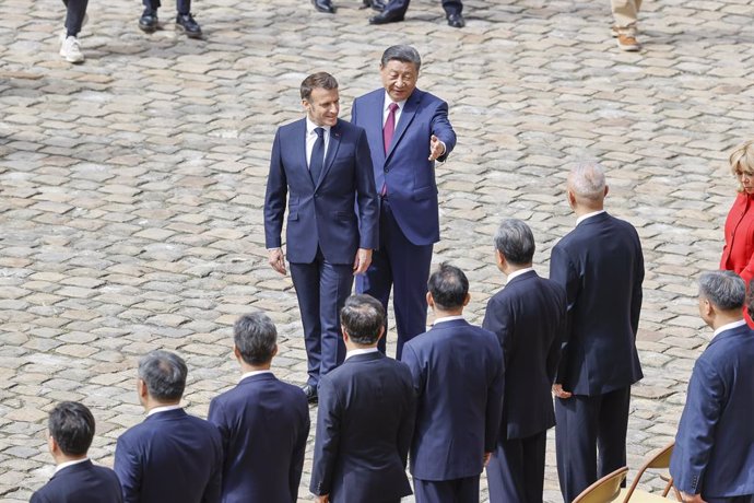 06 May 2024, France, Paris: French President Emmanuel Macron and Chinese President Xi Jinping attend an official welcoming ceremony, at the hotel des Invalides. Photo: Loic Baratoux/ZUMA Press Wire/dpa