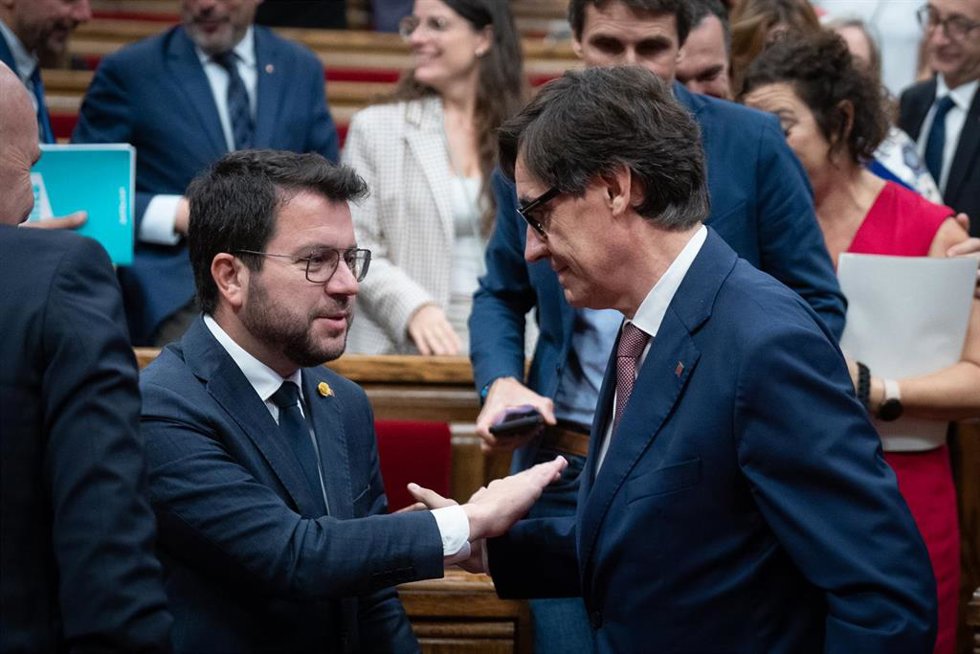 Archivo - El presidente de la Generalitat de Catalunya, Pere Aragons (i), y el líder del PSC, Salvador Illa (d), durante el tercer Debate de Política General de la legislatura, en el Parlament de Catalunya, a 27 de septiembre de 2023, en Barcelona, Cat