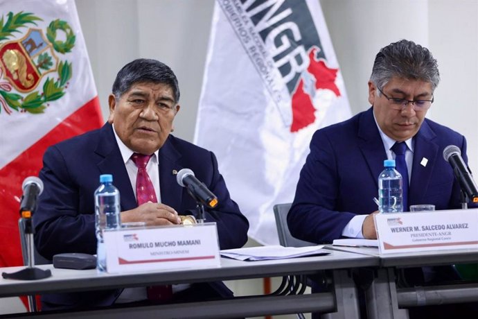 Ministro de Energía y Minas, Romulo Mucho y el presidente de la Asociación Nacional de Gobiernos Regionales (ANGR), gobernador regional del Cusco, Werner Salcedo.
