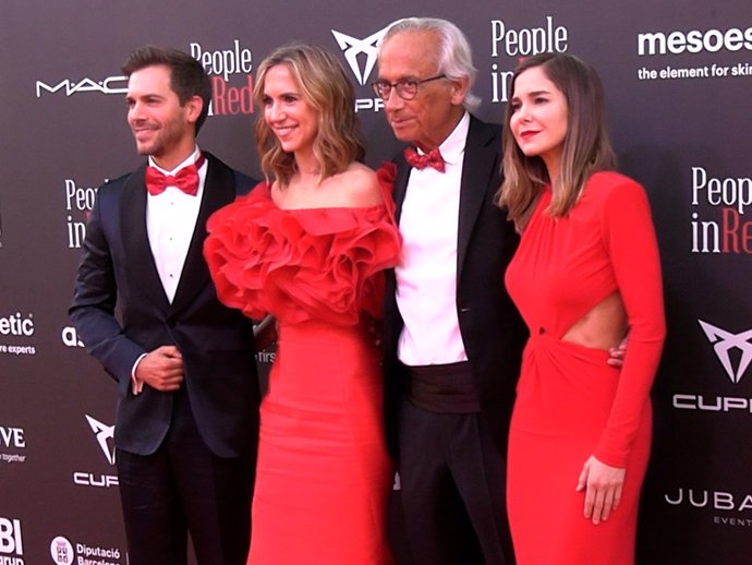Bonaventura Clotet, sus hijos, Aina y Marc, y la actriz Natalia Sánchez, a su llegada a la Gala solidaria People In Red.