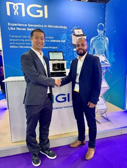 Dr. Yong Hou, General Manager of MGI Europe and Africa and Dr.Sofiane Mohamed, Head of Laboratory from ABL Diagnostics