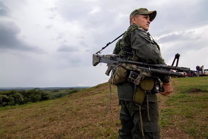 Archivo - Imagen de archivo de un guerrillero de las FARC