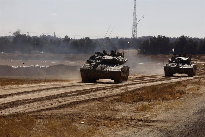 Tanques israelíes cerca del cruce fronterizo de Shalom Kerem, en el sur de la Franja de Gaza