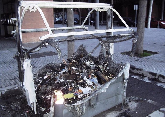 Archivo - Imagen de archivo de contenedor quemado