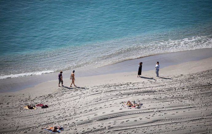 Archivo - Varias personas en la Playa del Zapillo de Almería disfrutan del calor inusual en enero. A 25 de enero de 2024, en Almería (Andalucía, España). 