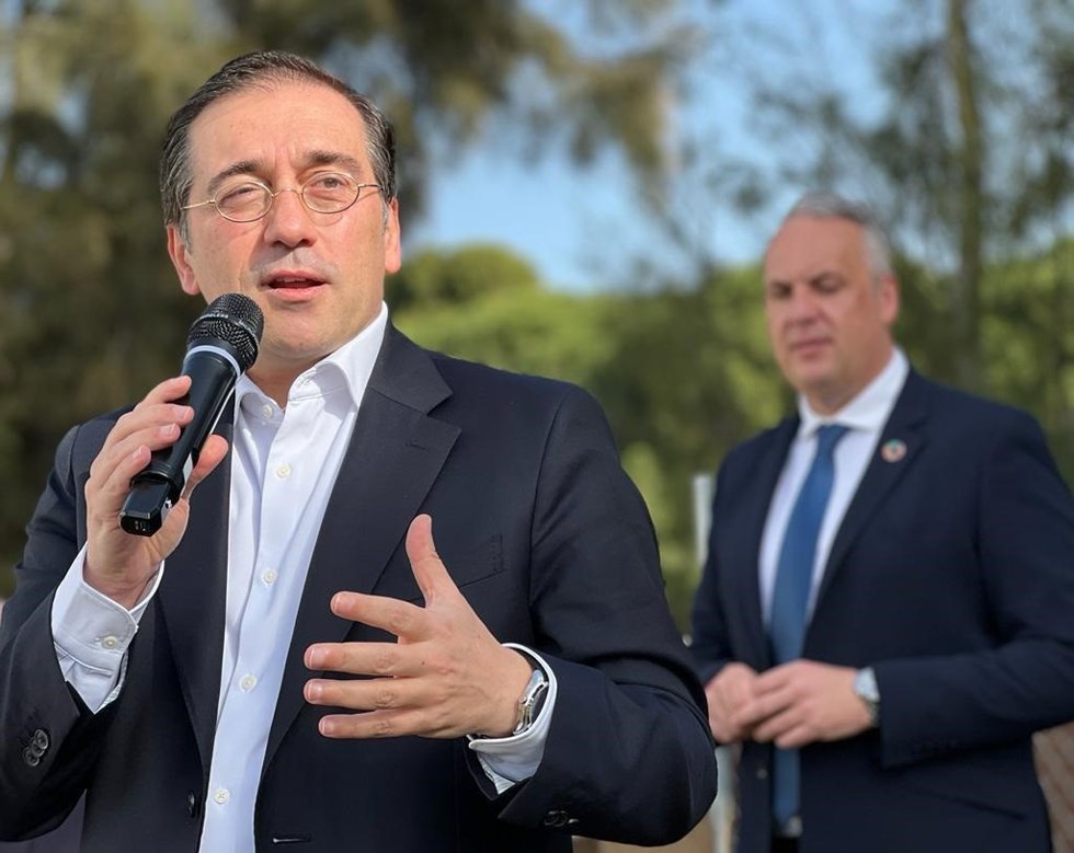 Archivo - José Manuel Albares con el alcalde de San Roque al fondo en un acto en la provincia de Cádiz.