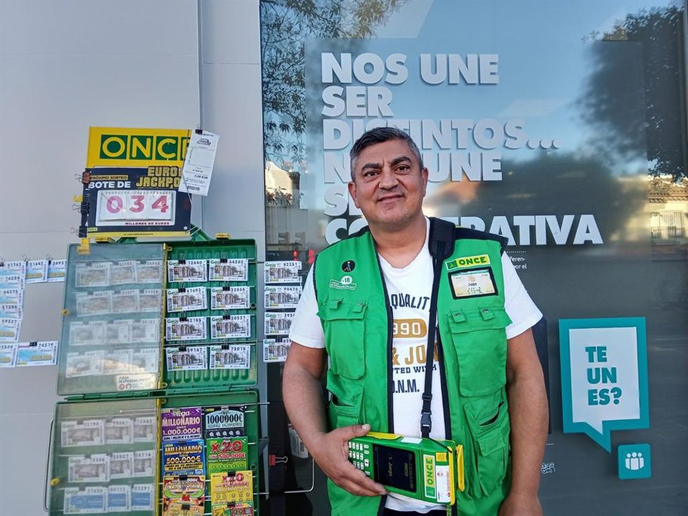 El vendedor de la ONCE Juan Collado reparte suerte a diez personas en Ciudad Jardín, en Málaga