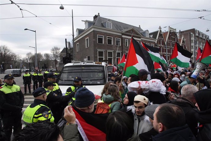 Archivo - Protesta contra la participación del presidente de Israel, Isaac Herzog, en la apertura del nuevo Museo Nacional del Holocausto en la capital de Países Bajos, Ámsterdam (archivo)