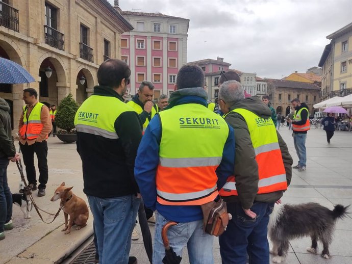 Trabajadores de la línea de Sekurit, de Saint Gobain, en Avilés.