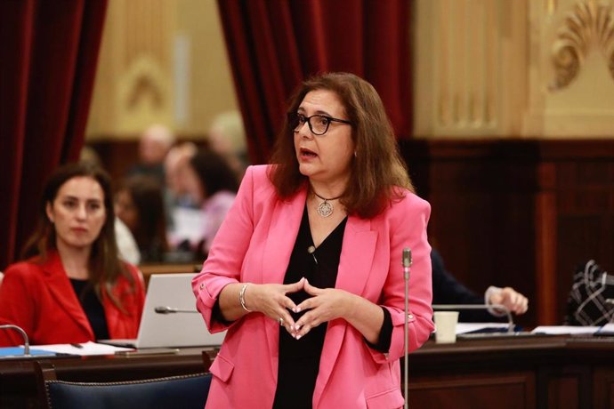 La consellera de Salud, Manuela García, en el pleno del Parlament.