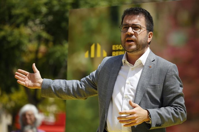 El presidente de la Generalitat y candidato de ERC a la reelección, Pere Aragonès, interviene durante un mitin de ERC, en la plaza Espanya, a 4 de mayo de 2024, en Pineda de Mar, Barcelona, Catalunya (España).