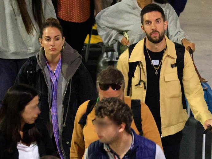 David Broncano y Silvia Alonso llegan al aeropuerto de Madrid tras disfrutar de una escapada en pareja