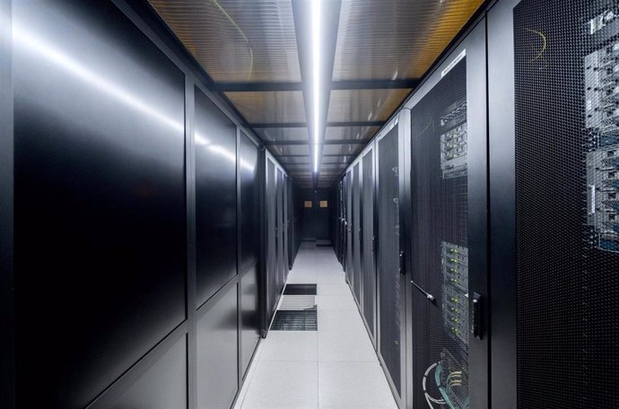 Archivo - Servidores de datos durante una jornada de puertas abiertas al centro de datos Digital Realty (Interxion), a 22 de marzo de 2023, en Madrid (España).