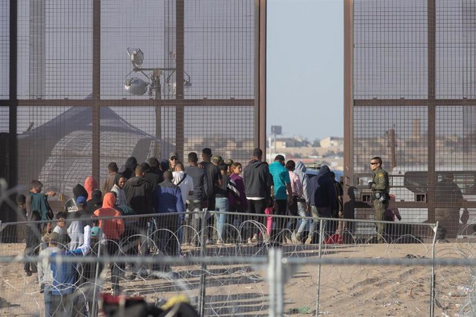 Archivo - Migrantes en la frontera de Estados Unidos