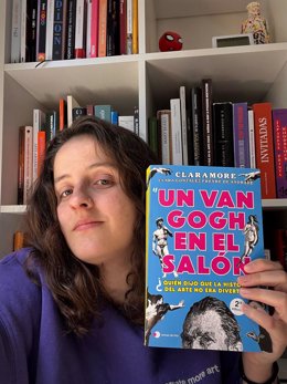 Clara González Freyre de Andrade, más conocida en redes sociales como @claramore_, con su libro 'Un Van Gogh en el salón'