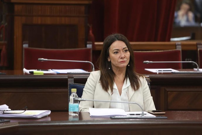 Archivo - La consellera de Vivienda, Territorio y Movilidad, Marta Vidal, durante una sesión plenaria en el Parlament balear. Archivo.