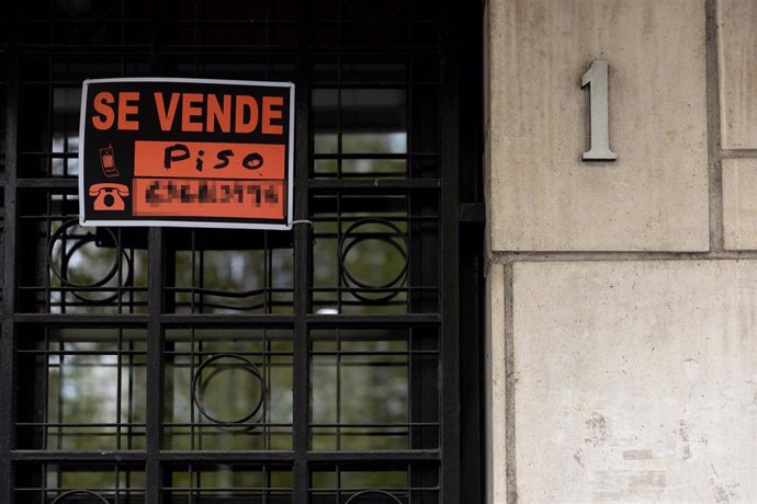 Vista de un cartel de 'Se vende' en un portal de un edificio, a 8 de abril de 2024, en Madrid (España).