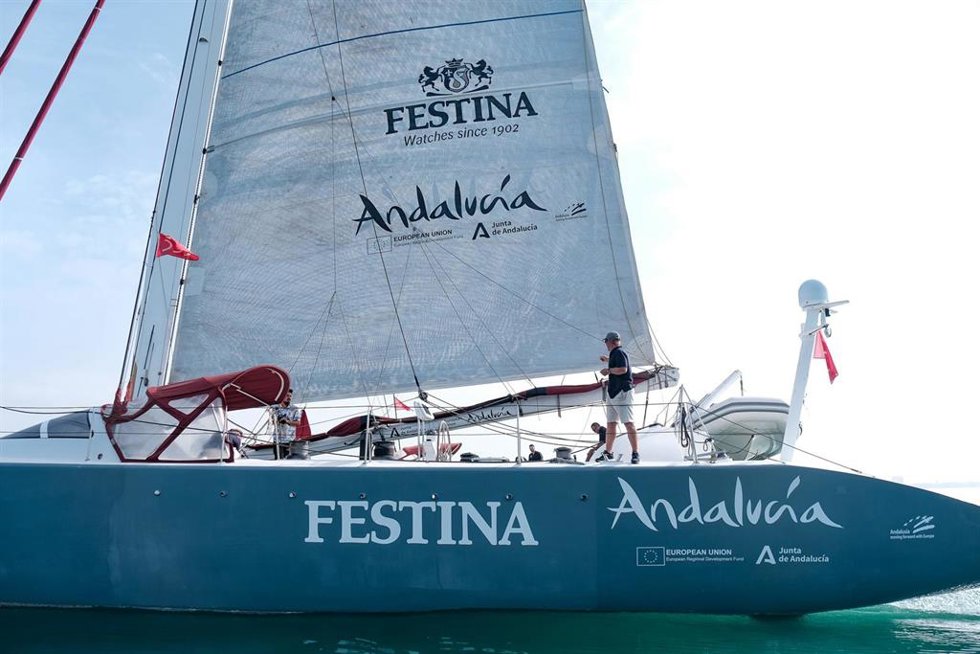 Imagen del MaxiCat 'Victoria' con el que Alex Pella intentará el récord de la vuelta al mundo hacia el Oeste