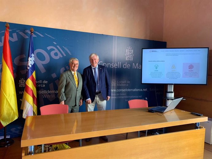 El presidente del observatorio de las Azores, Carlos Santos, y el conseller insular de Turismo del Consell de Mallorca, José Marcial Rodríguez.