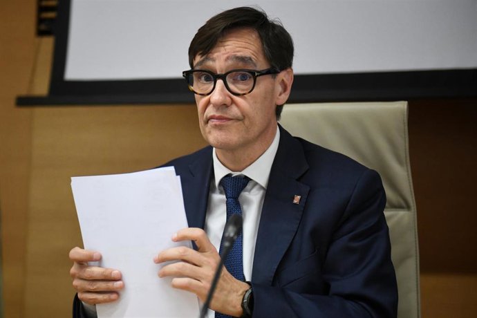 El exministro de Sanidad y líder del PSC, Salvador Illa (c), durante la Comisión sobre mascarillas en el Congreso de los Diputados, a 22 de abril de 2024, en Madrid (España)