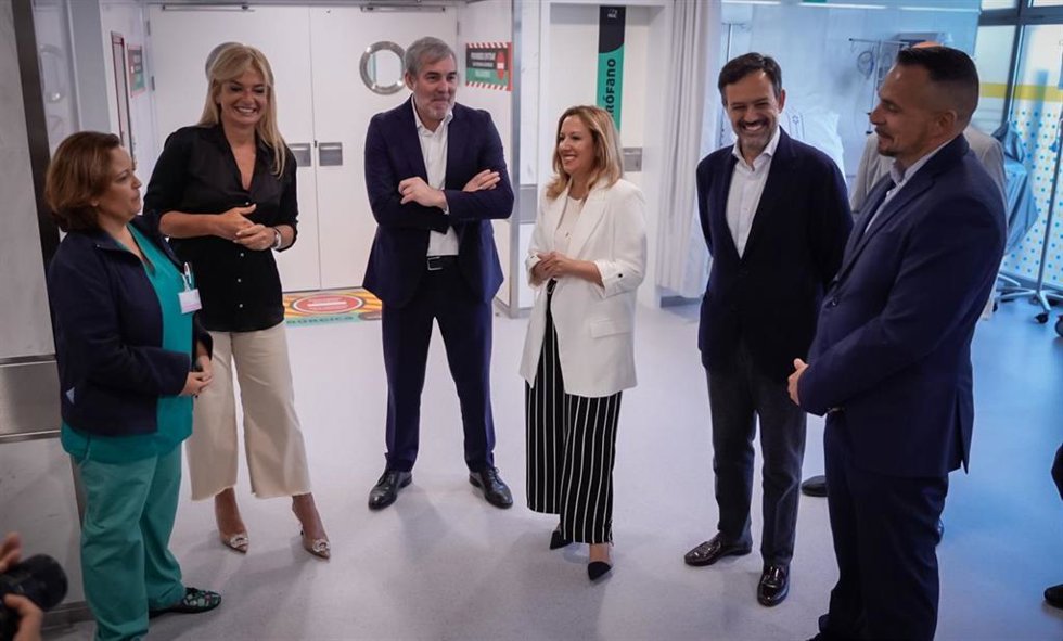 La consejera de Sanidad del Gobierno de Canarias, Esther Monzón, el presidente de Canarias, Fernando Clavijo, la presidenta del Cabildo de Tenerife, Rosa Dávila, y el vicepresidente del Cabildo, Lope Afonso, en una visita al Hospital del Norte