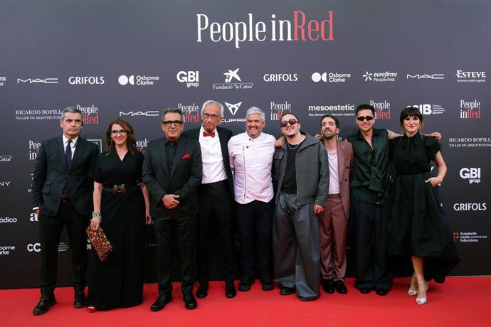 El médico Bonaventura Clotet, posa junto a los presentadores de la 14 People In Red, Andreu Buenafuente y Llum Barrera, y los artistas que actuaron en la gala, Stay Homas y Rozalén