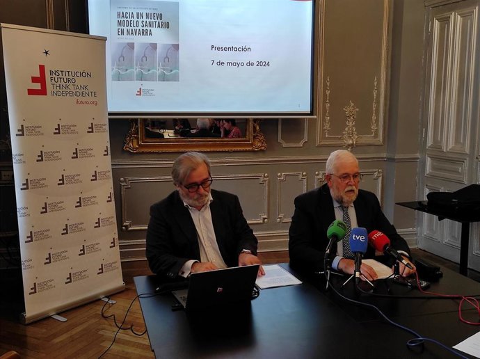 El presidente de Institución Futuro, José María Aracama (d), y el miembro de la entidad Javier Sada presentan el esutdio 'Hacia un nuevo modelo sanitario en Navarra'.