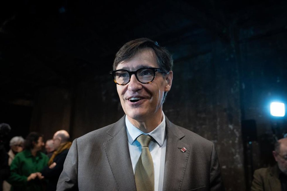 (I-D) La portavoz del PSC en el Parlament, Alicia Romero; la abogada Raquel Franco y el candidato del PSC a las elecciones, Salvador Illa, durante la presentación de la plataforma SI en su apoyo, a 30 de abril de 2024, en Barcelona, Catalunya (España)