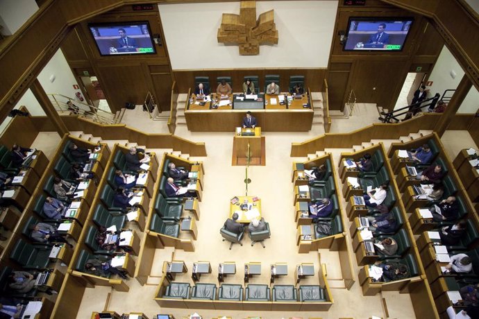 Archivo - Pleno en el Parlamento Vasco