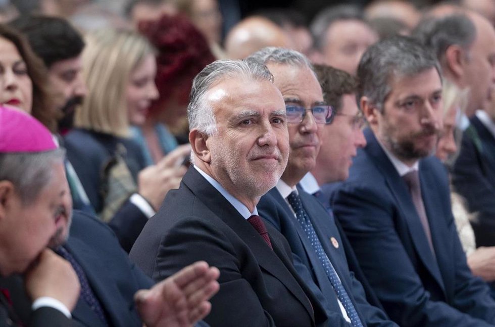 El ministro de Política Territorial y Memoria Democrática, Ángel Víctor Torres (1i)