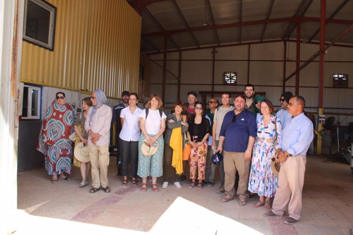 Imagen de una de las visitas realizadas por la delegación navarra desplazada a los campamentos de refugiados saharuis