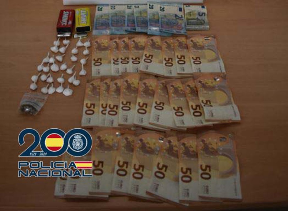 Driga, dinero y efectos intervenidos en la operación.