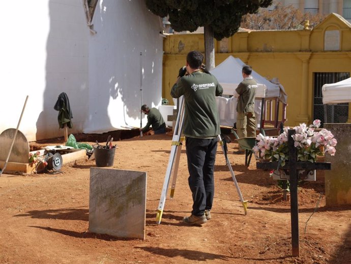 Archivo - Fotografía de la campaña de exhumaciones en el cementerio de Ses Figueretes, en el año 2022