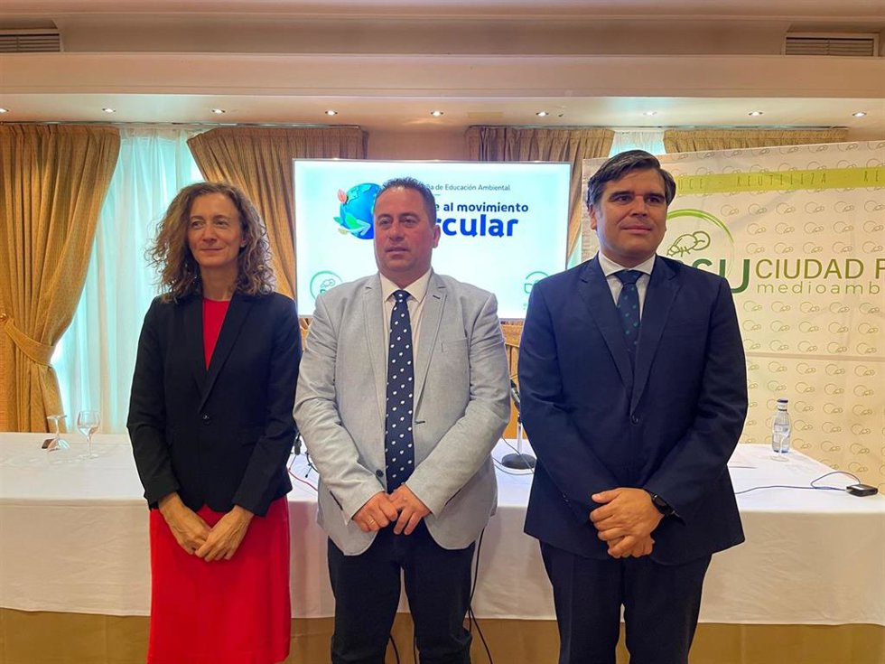 El presidente del Consorcio RSU, Carlos Jesús Villajos; el gerente de RSU, José Manuel Labrador, y la coordinadora de Ecoembes en Castilla-La Mancha, Clara Fernández-Monasterio.