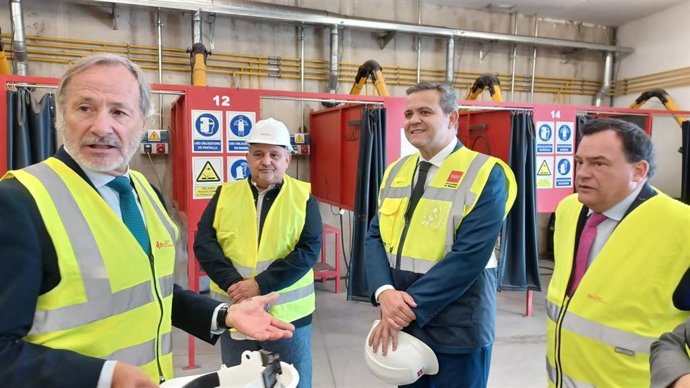 El consejero de Vivienda, Transportes e Infraestructuras de la Comunidad de Madrid, Jorge Rodrigo, visita la sede de este centro educativo ubicado en el distrito de Vicálvaro