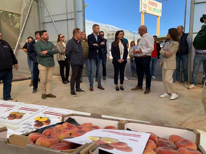 La consejera Sara Rubira durante la visita a Viveros del Sureste que comercializan las nuevas variedades desarrolladas por el IMIDA