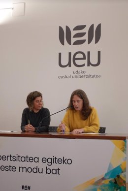 Ainhoa Latatu Nuñez (ezkerrean) eta Zuriñe Etxanobe Solaguren.