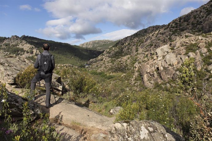 Archivo - Una persona camina por el entorno perteneciente a La Pedriza donde se encuentra una zona de nidificación de Buitres Leonados, a 24 de mayo de 2021, en La Pedriza, Madrid, (España). 