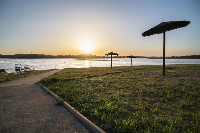 Archivo - Playa de Cheles