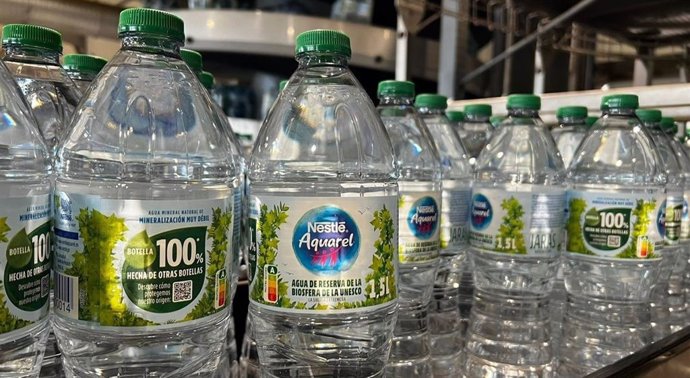 Botellas de Nestlé Aquarel fabricadas con plástico reciclado.