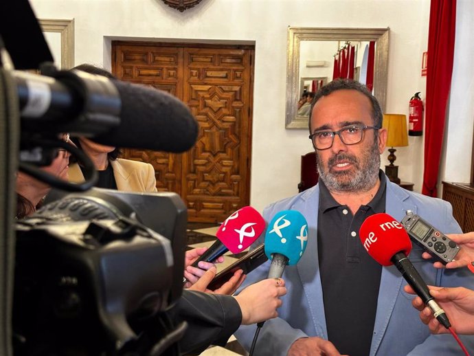El presidente de la Diputación de Cáceres, Miguel Ángel Morales, atiende a los medios en la sede de la institución provincial
