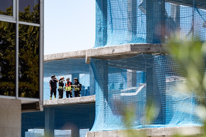 Bomberos trabajando en el edificio donde se ha derrumbado el forjado, en la calle Lezama, a 8 de mayo de 2024, en Madrid (España).