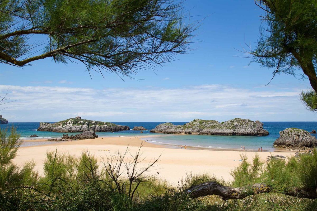 Cantabria lucirá 10 banderas azules en sus playas al perder la de Comillas