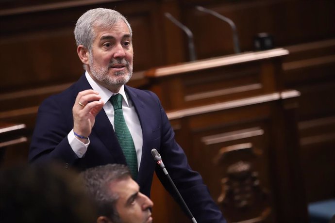 El presidente de Canarias, Fernando Clavijo, contesta a los portavoces de los grupos parlamentarios durante la sesión de control al Gobierno