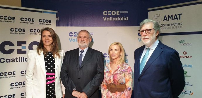 El presidente CEOE CyL, Santiago Aparicio; el vicepresidente de la Asociación de Mutuas de Accidentes de Trabajo (AMAT), Luis Miguel García Rodríguez; la presidenta de CEOE Valladolid, Ángela de Miguel; y la directora de Empleo de CEOE, Rosa Santos