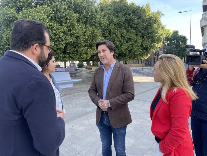 El portavoz de la Ejecutiva Provincial del PSOE de Huelva y parlamentario andaluz, Enrique Gaviño (centro), junto a otros miembros de la formación.