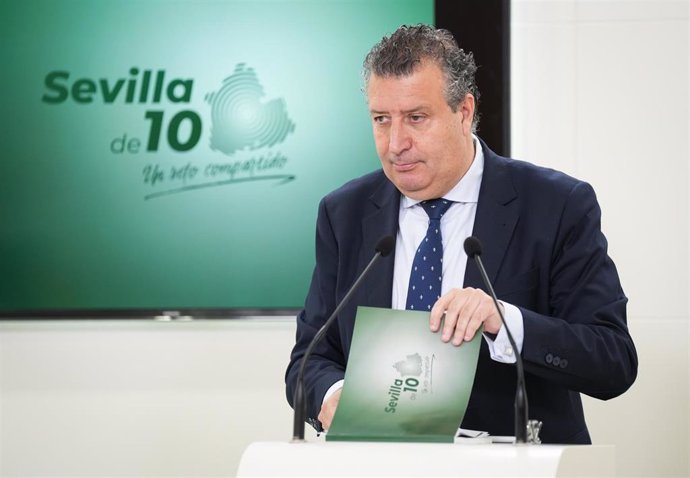 El presidente de la Diputación, Javier Fernández, durante la rueda de prensa para presentar el programa 'Sevilla de 10. Un reto compartido'.