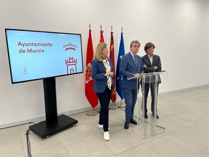 El concejal de Turismo, Comercio y Consumo, Jesús Pacheco; la presidenta de la Oficina de Congresos Turismo de Murcia-Convención Bureau, Carmen Antón, y el director de la misma, Ramón Palazón