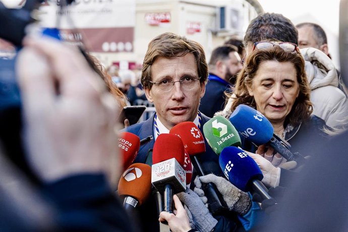 Archivo - El alcalde de Madrid, José Luis Martínez-Almeida, ofrece declaraciones a su salida del tradicional besapiés de Jesús de Medinaceli